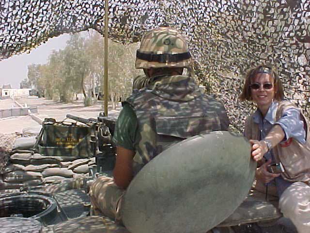 La Signora sara Fumagalli con i Lagunari del "Serenissima" in Iraq