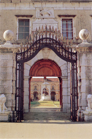L'ingresso monumentale della "Pepe"