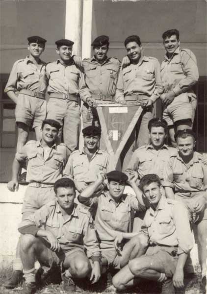Foto di gruppo davanti alla cp. mortai - Villa Vicentina, 1960