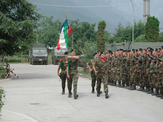 La Bandiera passa in rassegna il reparto