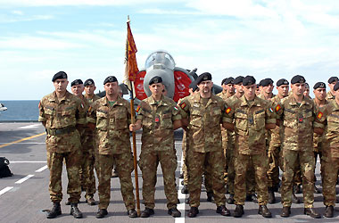 Il picchetto del Reggimento Lagunari "Serenissima" durante la cerimonia di saluto al largo delle coste pugliesi il 29 agosto 2006