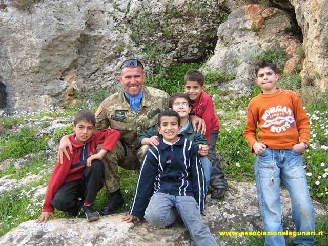 Il Mar. Guido Alessandro con i bambini libanesi