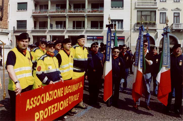 Il gruppo di protezione civile e le Bandiere