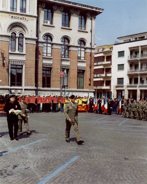 Il Mar. Alessandro accede alla piazza