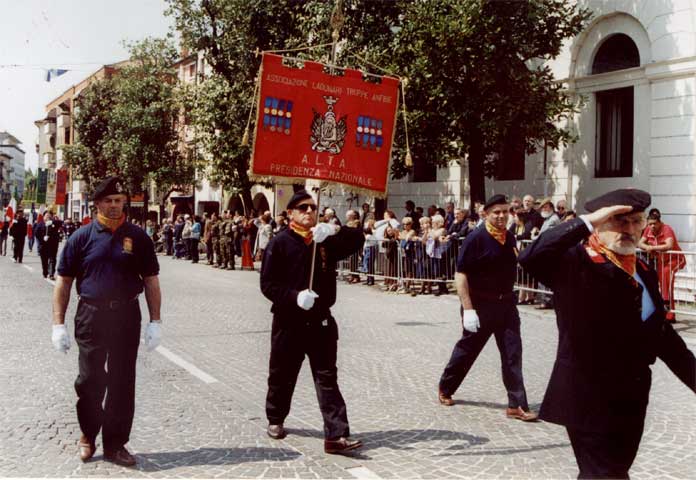 Sfila il Labaro Nazionale